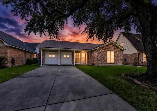 Photo 1 of Sale Pending at 211 Andorra Ln, Houston, TX 77015 | MLS# 98178088 | Listing updated on 2026-09-14