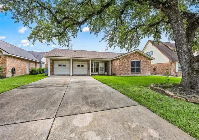 Photo 2 of Sale Pending at 211 Andorra Ln, Houston, TX 77015 | MLS# 98178088 | Listing updated on 2026-09-14