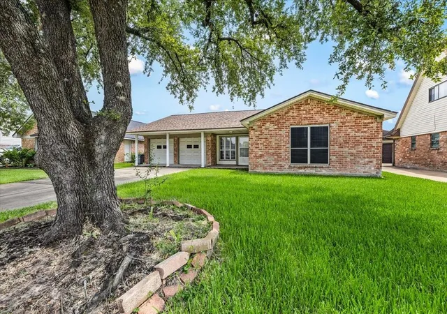 Photo 3 of Sale Pending at 211 Andorra Ln, Houston, TX 77015 | MLS# 98178088 | Listing updated on 2026-09-14