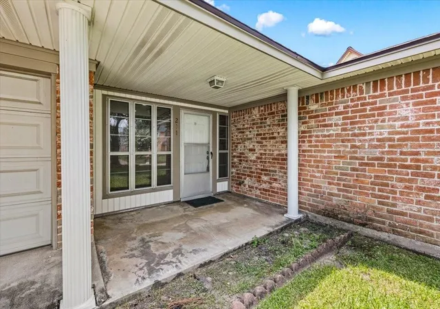 Photo 3 of Sale Pending at 211 Andorra Ln, Houston, TX 77015 | MLS# 98178088 | Listing updated on 2026-09-14