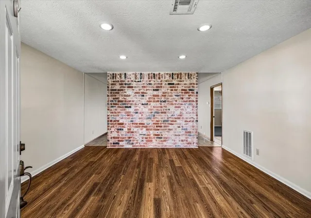 Photo 4 of Sale Pending at 211 Andorra Ln, Houston, TX 77015 | MLS# 98178088 | Listing updated on 2026-09-14