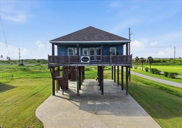 Homes for sale in Crystal Beach, TX | 3303 Hidden Gold, Crystal Beach, TX 77650 | MLS# 5176394