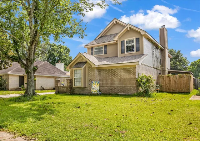 Photo 4 of Single family home for sale at 1006 Autumn Ct, League City, TX 77573 | MLS# 81849342 | Listing updated on 2026-07-25
