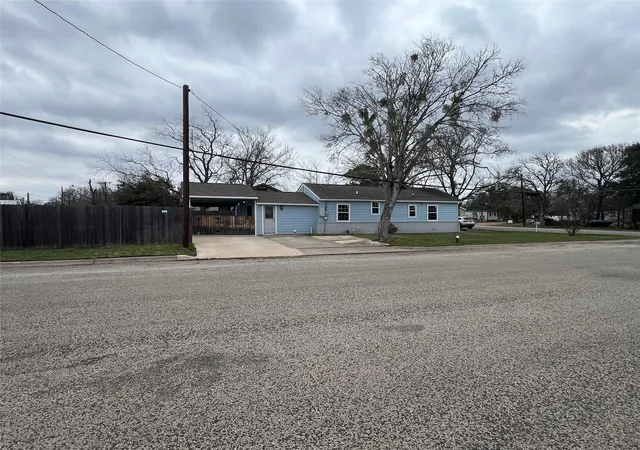 Homes for sale in Giddings, TX | 711 N Grimes St, Giddings, TX 78942 | MLS# 83731373