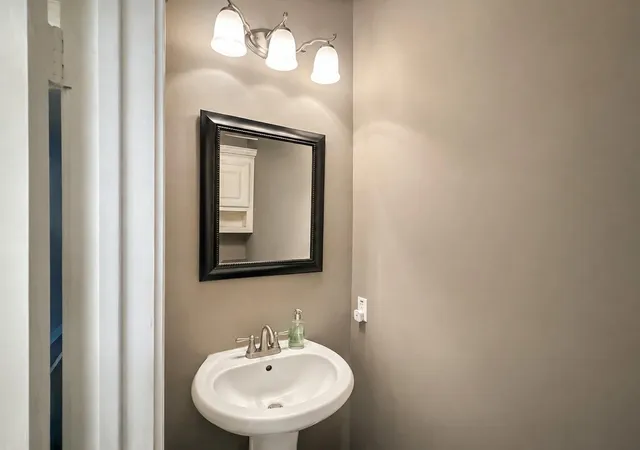 Photo 4 of Sale Pending at 109 Ferndale St, Bellaire, TX 77401 | MLS# 3071159 | Listing updated on 2026-09-07