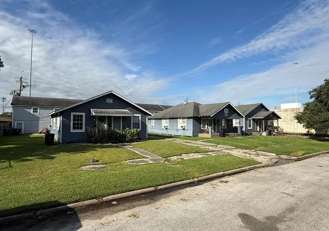 2nd image of 4831 Gulf Fwy, Houston, TX 77023