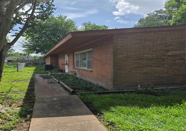 Photo 2 of Single family home for sale at 5759 Winding Crk Way, Houston, TX 77017 | MLS# 46895451 | Listing updated on 2026-10-02