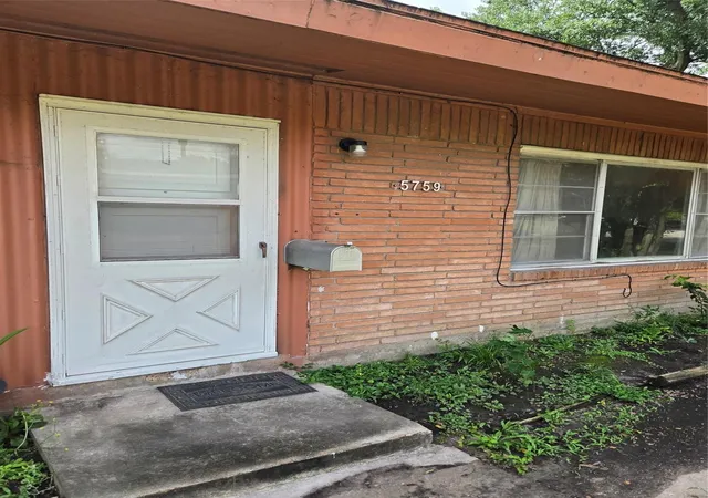 Photo 3 of Single family home for sale at 5759 Winding Crk Way, Houston, TX 77017 | MLS# 46895451 | Listing updated on 2026-10-02
