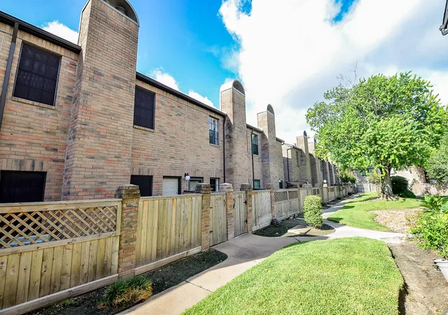 1st image of 9850 Pagewood Ln #1403, Houston, TX 77042 | MLS# 14157404