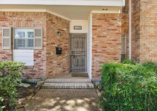 Photo 2 of Sale Pending at 1035 Fountain View Dr, Houston, TX 77057 | MLS# 77767242 | Listing updated on 2026-09-12