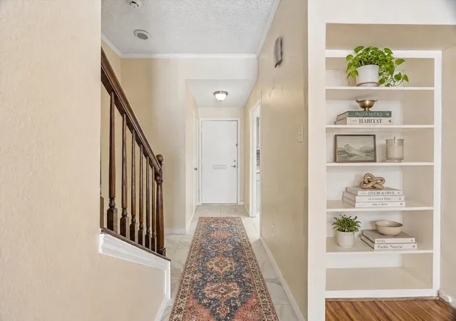 Photo 3 of Sale Pending at 1035 Fountain View Dr, Houston, TX 77057 | MLS# 77767242 | Listing updated on 2026-09-12