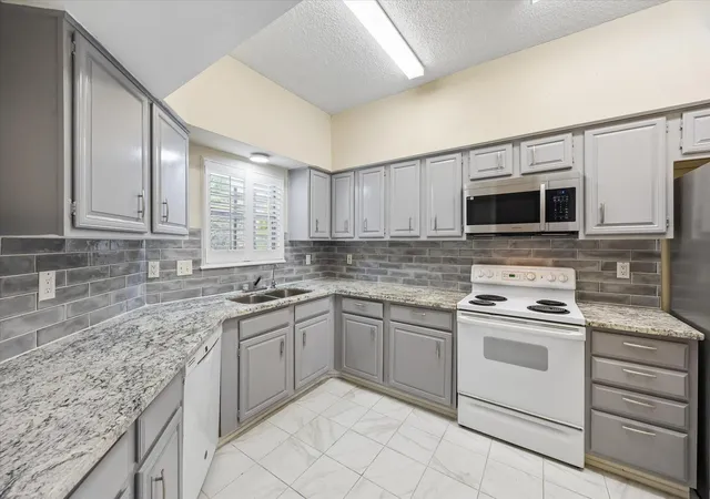 Photo 4 of Sale Pending at 1035 Fountain View Dr, Houston, TX 77057 | MLS# 77767242 | Listing updated on 2026-09-12