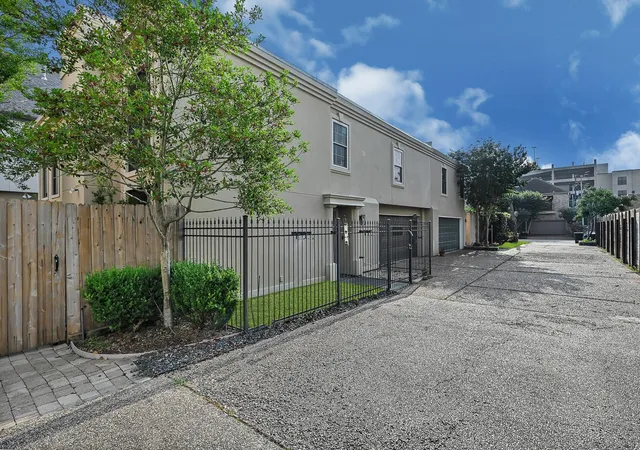 17th image of 2430 Nantucket Dr #B, Houston, TX 77057 | MLS# 16363257