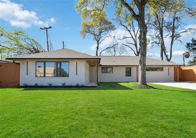 Photo 1 of Single family home for sale at 10111 Brinwood Dr, Houston, TX 77043 | MLS# 52376032 | Listing updated on 2026-08-28