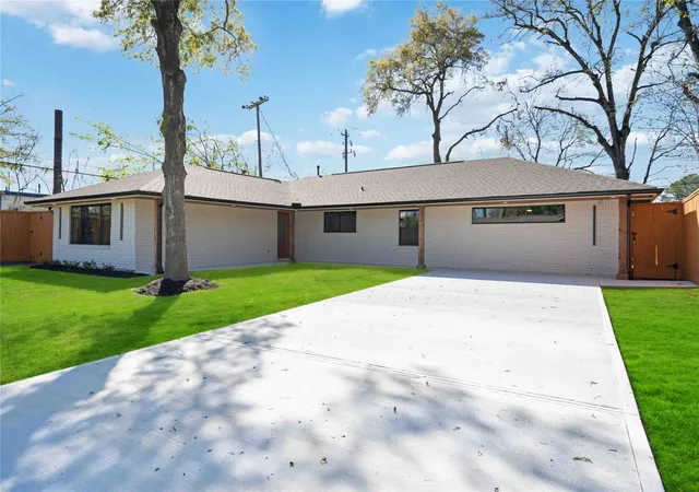 Photo 2 of Single family home for sale at 10111 Brinwood Dr, Houston, TX 77043 | MLS# 52376032 | Listing updated on 2026-08-28