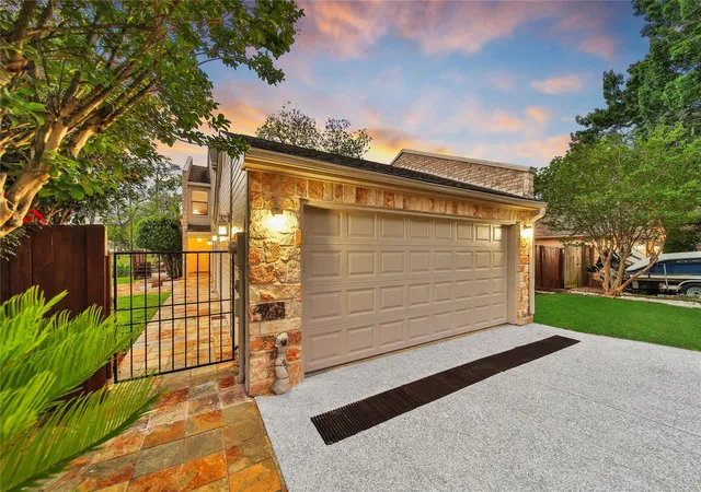 Photo 3 of Single family home for sale at 734 Lake View Dr, Montgomery, TX 77356 | MLS# 94996015 | Listing updated on 2026-09-12