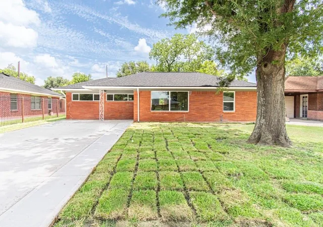 Photo 1 of Sale Pending at 2730 Knotty Oaks Trl, Houston, TX 77045 | MLS# 5359819 | Listing updated on 2026-09-16