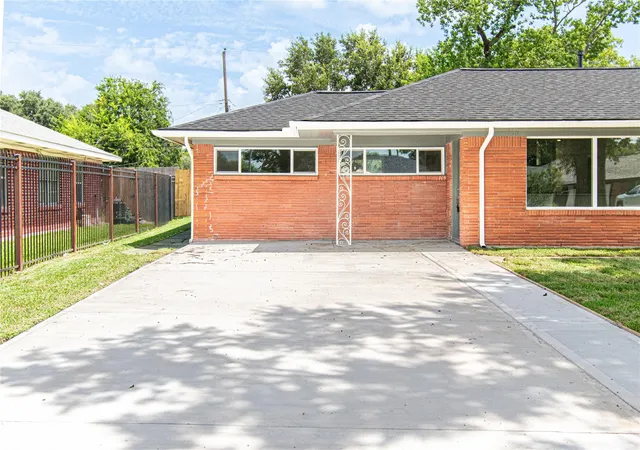 Photo 2 of Sale Pending at 2730 Knotty Oaks Trl, Houston, TX 77045 | MLS# 5359819 | Listing updated on 2026-09-16