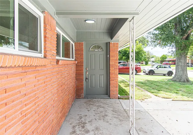 Photo 3 of Sale Pending at 2730 Knotty Oaks Trl, Houston, TX 77045 | MLS# 5359819 | Listing updated on 2026-09-16