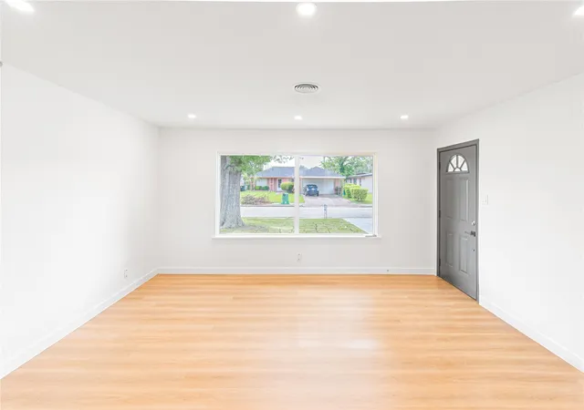 Photo 4 of Sale Pending at 2730 Knotty Oaks Trl, Houston, TX 77045 | MLS# 5359819 | Listing updated on 2026-09-16