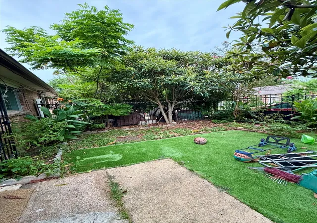 4th image of 1612 Crestdale Dr #13, Houston, TX 77080 | MLS# 49824380