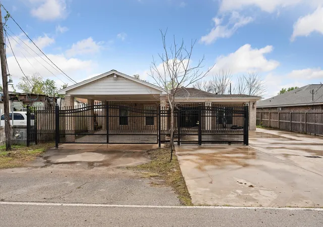 Photo 2 of Single family home for sale at 14022 Greenville St, Houston, TX 77015 | MLS# 37582834 | Listing updated on 2026-08-05