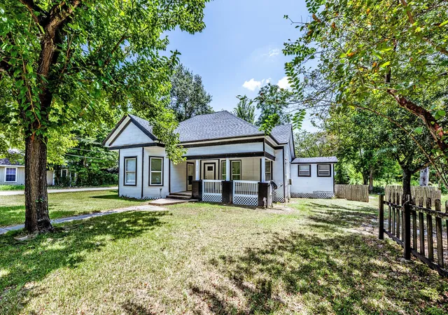 Photo 1 of Single family home for sale at 522 E Morris St, Madisonville, TX 77864 | MLS# 90305976 | Listing updated on 2026-08-01