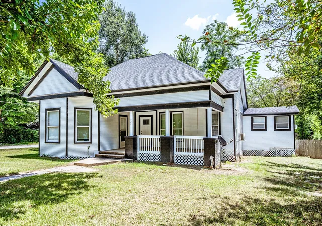 Photo 2 of Single family home for sale at 522 E Morris St, Madisonville, TX 77864 | MLS# 90305976 | Listing updated on 2026-08-01