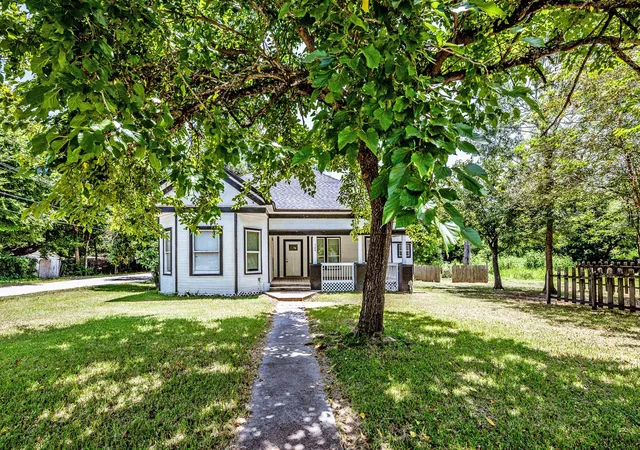 Photo 2 of Single family home for sale at 522 E Morris St, Madisonville, TX 77864 | MLS# 90305976 | Listing updated on 2026-08-01