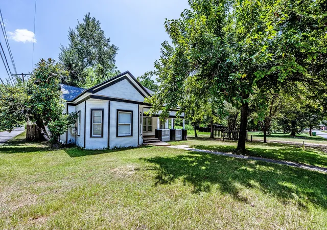 Photo 3 of Single family home for sale at 522 E Morris St, Madisonville, TX 77864 | MLS# 90305976 | Listing updated on 2026-08-01