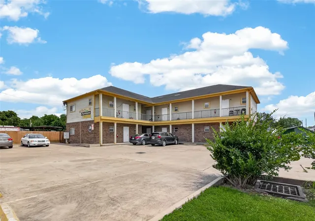 Listing Photo 4 - Condo for sale in building located at 4720 Yellowstone Blvd, Houston, TX 77021 - Unit #6