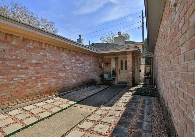 Photo 2 of Single family home for sale at 4619 Cashel Glen Dr, Houston, TX 77069 | MLS# 82784497 | Listing updated on 2026-09-21