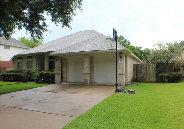 Photo 4 of Single family home for sale at 610 High Meadows Dr, Sugar Land, TX 77479 | MLS# 50603096 | Listing updated on 2026-09-27