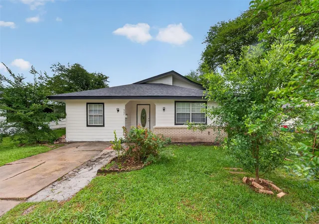 1st image of 907 S 3rd St, La Porte, TX 77571 | MLS# 52556002