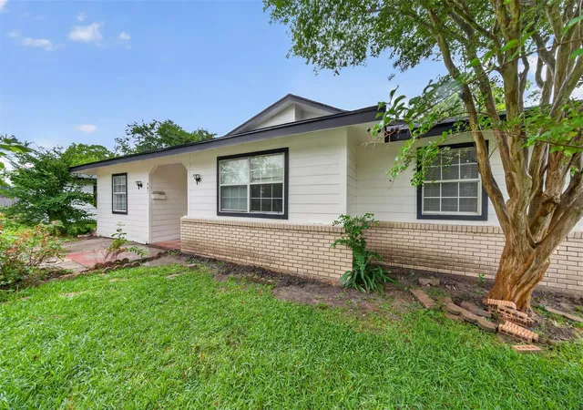 2nd image of 907 S 3rd St, La Porte, TX 77571 | MLS# 52556002