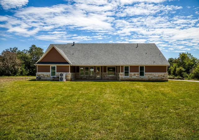 5th image of 215 Carey Dr, Brenham, TX 77833 | MLS# 24179631