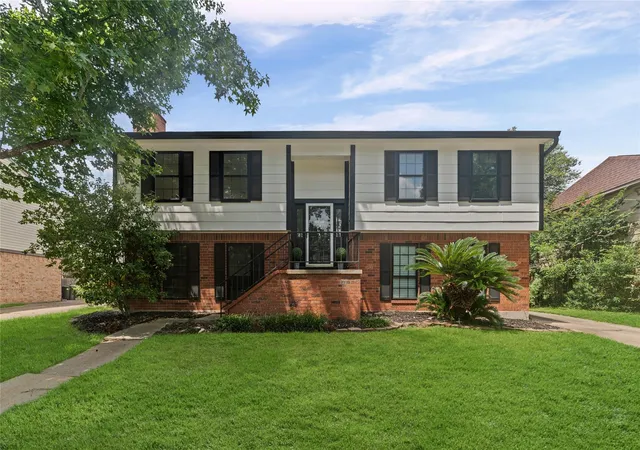 Photo 2 of Single family home for sale at 15819 Maple Manor Dr, Houston, TX 77095 | MLS# 50186055 | Listing updated on 2026-09-18