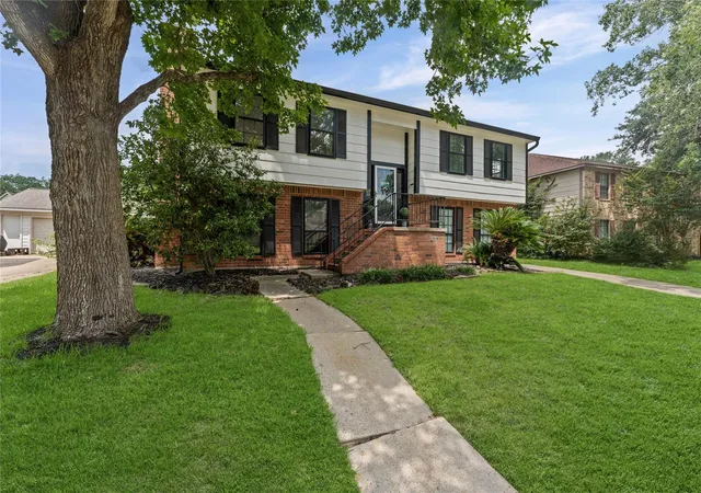 Photo 3 of Single family home for sale at 15819 Maple Manor Dr, Houston, TX 77095 | MLS# 50186055 | Listing updated on 2026-09-18