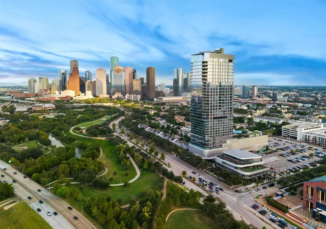 2nd image of 1711 Allen Pkwy #2503, Houston, TX 77019 | MLS# 30387346