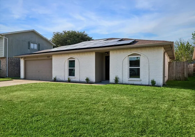Photo 4 of Single family home for sale at 9807 Sparrow St, La Porte, TX 77571 | MLS# 58459264 | Listing updated on 2026-09-09