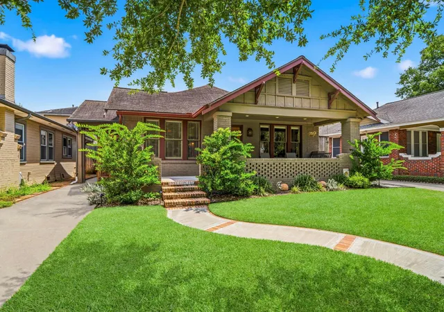 Photo 3 of Sale Pending at 1521 Kipling St, Houston, TX 77006 | MLS# 30460039 | Listing updated on 2026-09-08
