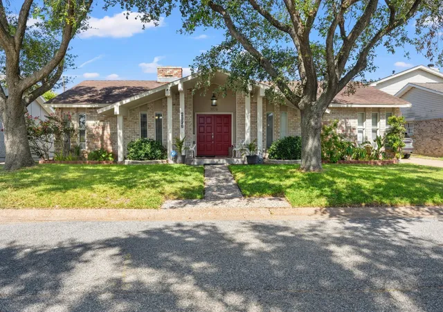 Photo 1 of Sale Pending at 3026 Beluche Dr, Galveston, TX 77551 | MLS# 68138184 | Listing updated on 2026-08-13