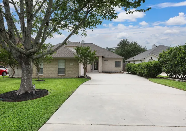Photo 3 of Single family home for sale at 12516 Lake Vista Dr, Willis, TX 77318 | MLS# 23860423 | Listing updated on 2026-10-07