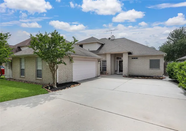 Photo 4 of Single family home for sale at 12516 Lake Vista Dr, Willis, TX 77318 | MLS# 23860423 | Listing updated on 2026-10-07
