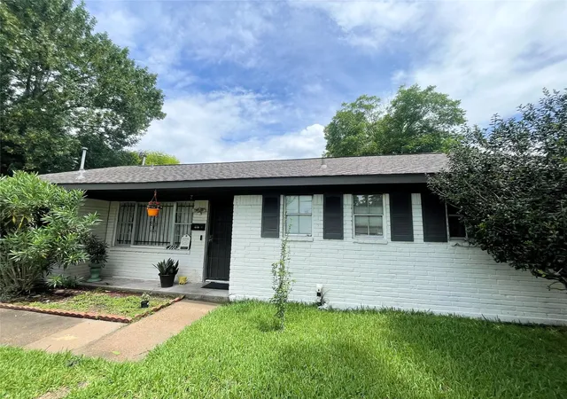 Photo 1 of Single family home for sale at 4118 Ebbtide Dr, Houston, TX 77045 | MLS# 78827961 | Listing updated on 2026-06-12