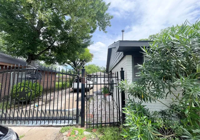 Photo 2 of Single family home for sale at 4118 Ebbtide Dr, Houston, TX 77045 | MLS# 78827961 | Listing updated on 2026-06-12