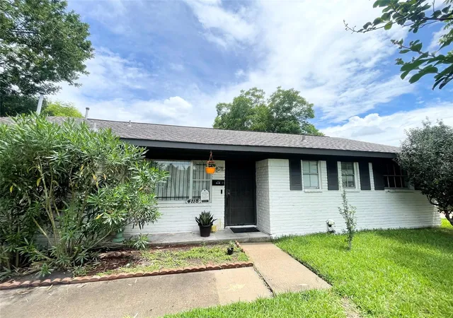 Photo 3 of Single family home for sale at 4118 Ebbtide Dr, Houston, TX 77045 | MLS# 78827961 | Listing updated on 2026-06-12