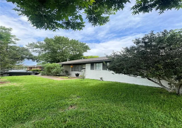 Photo 3 of Single family home for sale at 4118 Ebbtide Dr, Houston, TX 77045 | MLS# 78827961 | Listing updated on 2026-06-12