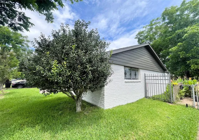 Photo 4 of Single family home for sale at 4118 Ebbtide Dr, Houston, TX 77045 | MLS# 78827961 | Listing updated on 2026-06-12