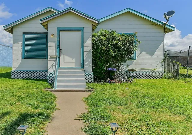 Photo 1 of Single family home for sale at 5220 Avenue K, Galveston, TX 77551 | MLS# 9431374 | Listing updated on 2026-09-18